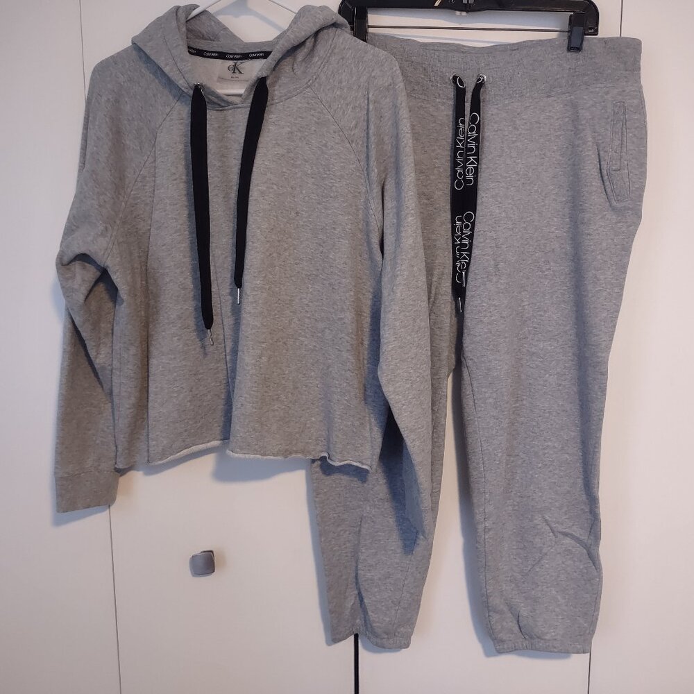CALVIN KLEIN CROPPED HOODIE & JOGGER SET - WOMENS